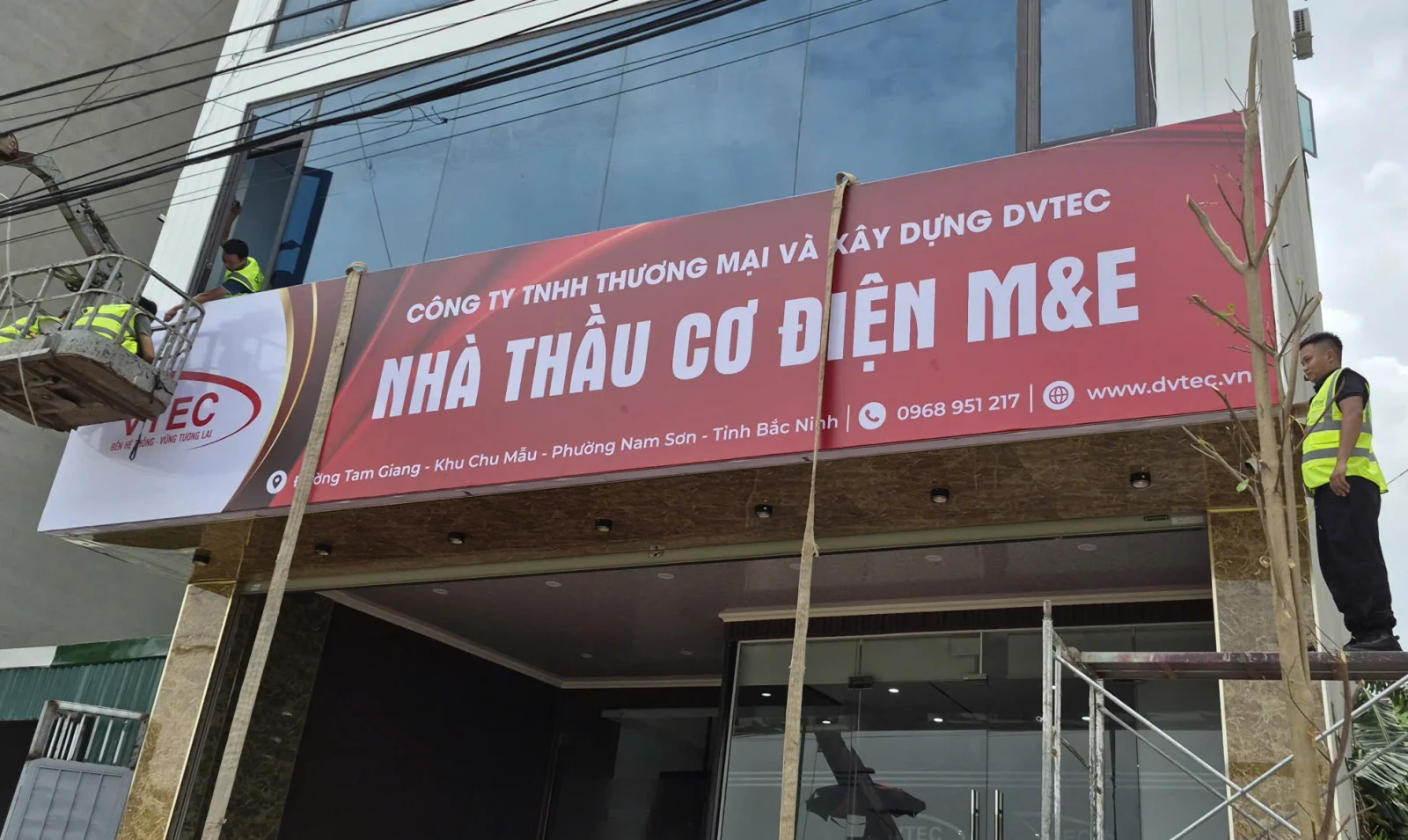 Biển hiệu đỏ trong quá trình lắp đặt tại công trình DVTEC