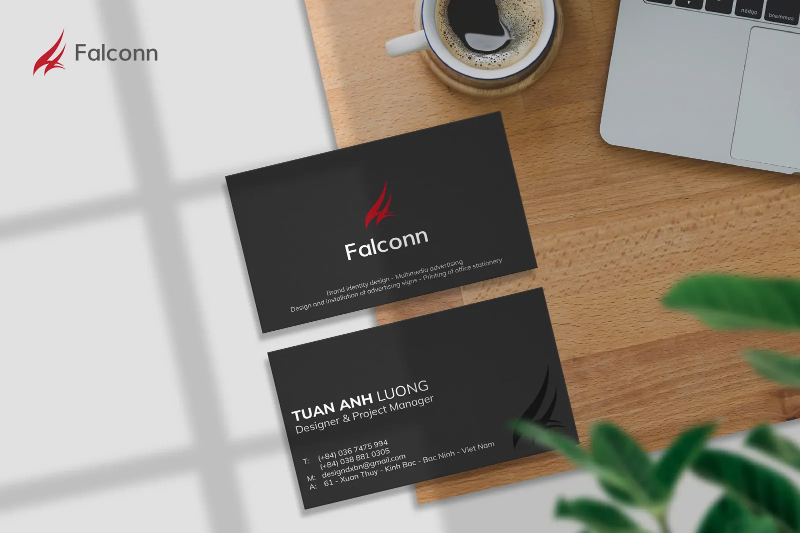 Danh thiếp Falconn màu đen với logo đỏ trên bàn làm việc