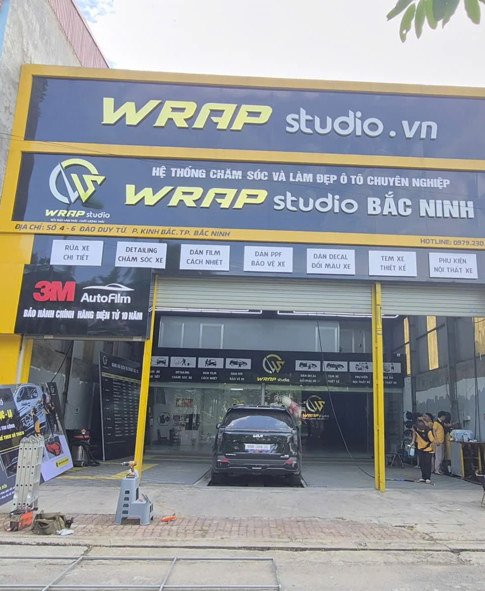 Mặt tiền và hệ thống biển hiệu WRAP Studio Bắc Ninh